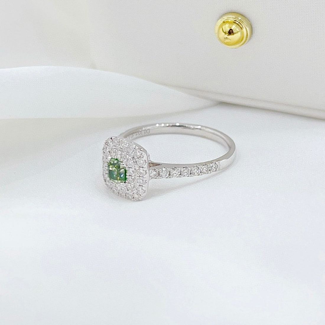 14k Gold 0.72 Ctw Natural Green Diamond & Diamond Ring - 3