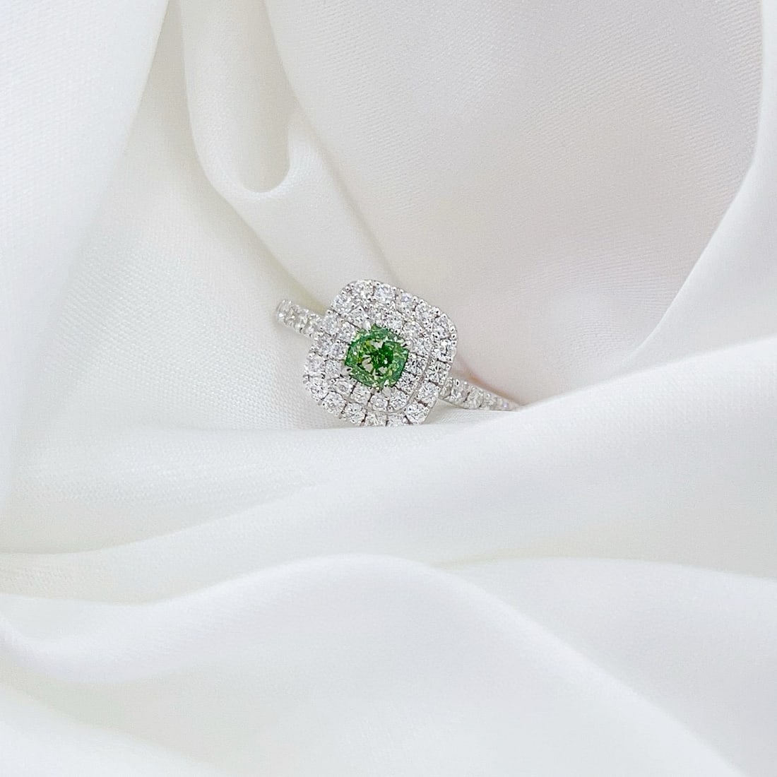 14k Gold 0.72 Ctw Natural Green Diamond & Diamond Ring - 4