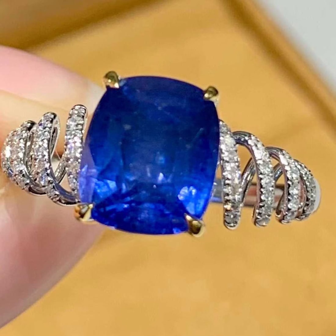14k Gold 3.3 Ct Natural Sapphire & Diamond Ring - 2