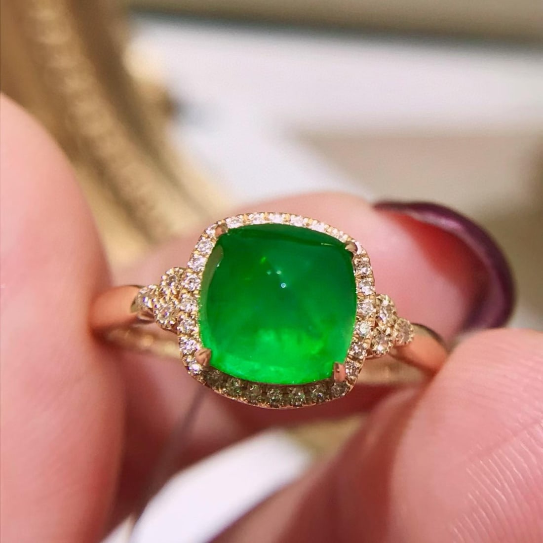 14k Gold 2.2 Ct Natural Emerald & Diamond Ring: Ref:231153172 // gold content:14k gold // ring size:7. 25us // // main gemstone:emerald // shape:sugar-loaf // carat weight:2. 2ct // color:green // treatment:natural // // adjacent gemstone 2 :