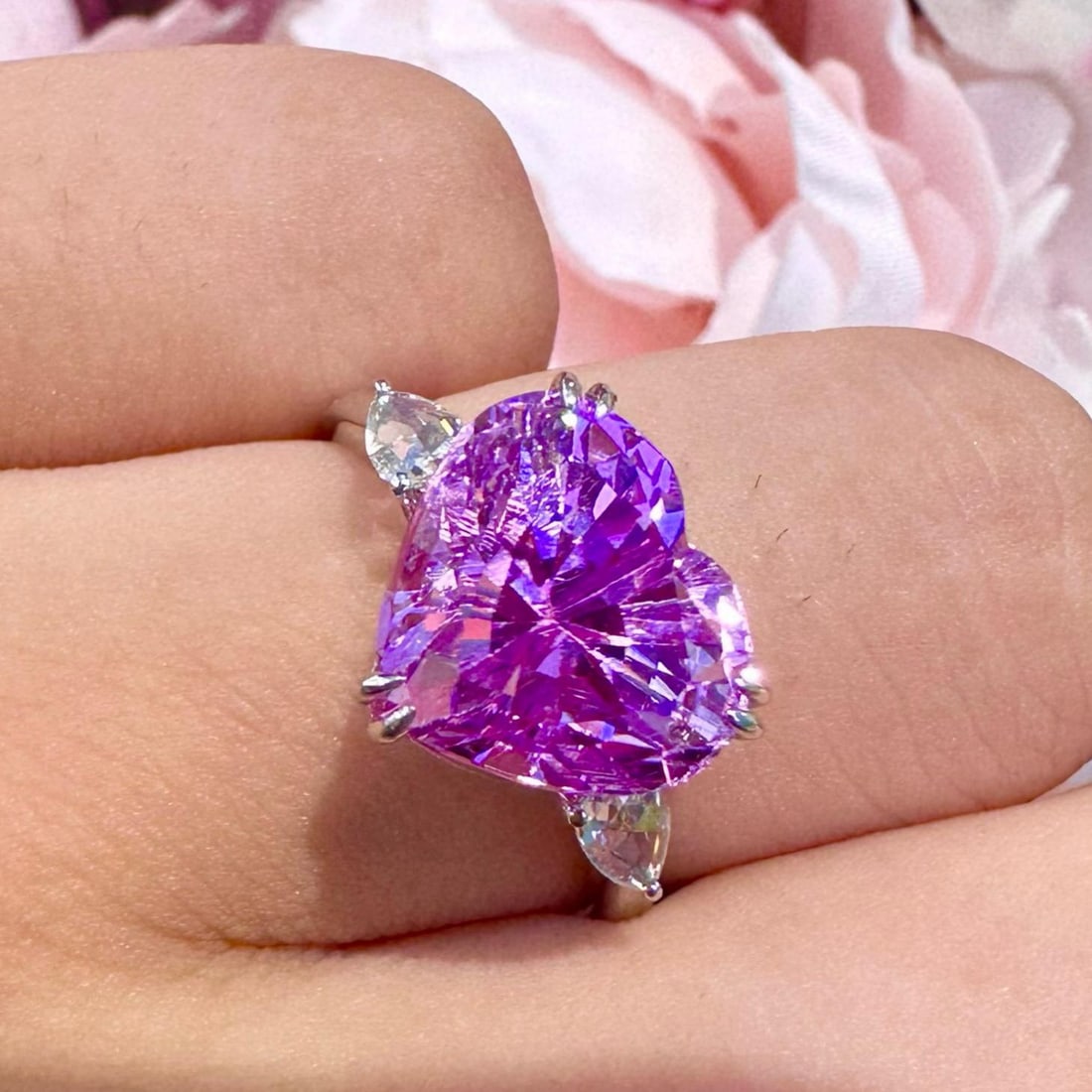 14k Gold 6.08 Ct Natural Kunzite & Diamond Ring: Ref:231153197 // gold content:14k gold // ring size:7. 25us // // main gemstone:kunzite // shape:heart // carat weight:6. 08ct // color:purple // treatment:natural // // adjacent gemstone 2 : diamond 