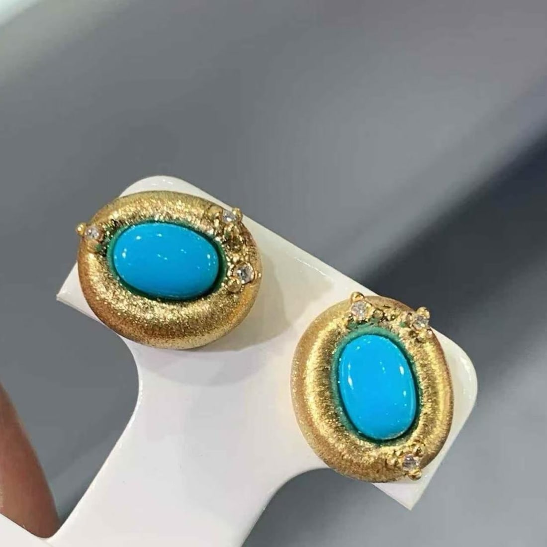 14k Gold 1 Ct Natural Blue Turquoise & Diamond Earrings: Ref:231153250 // gold content:14k gold // main gemstone:blue turquoise // shape:oval // carat weight:1ct // color:blue // treatment:natural // // adjacent gemstone 2 : diamond // shape:round //