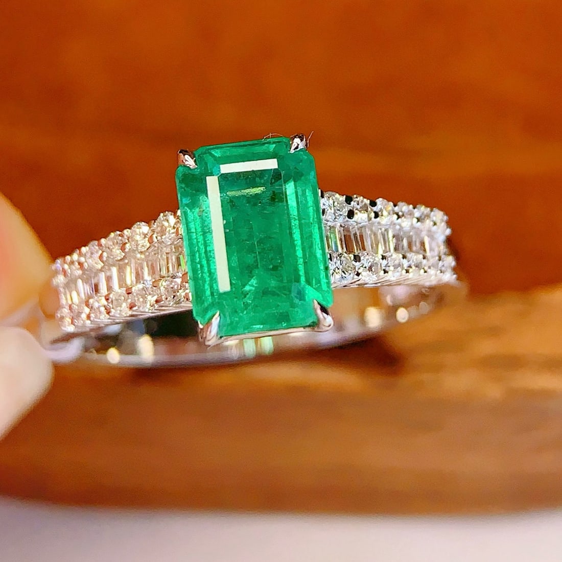 14k Gold 1.6 Ct Natural Emerald & Diamond Ring - 3