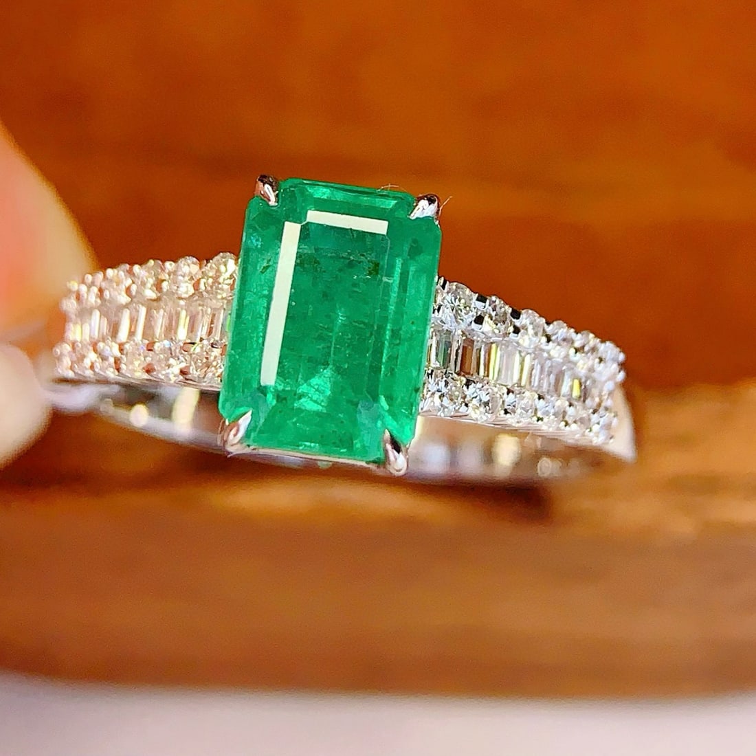 14k Gold 1.6 Ct Natural Emerald & Diamond Ring - 4