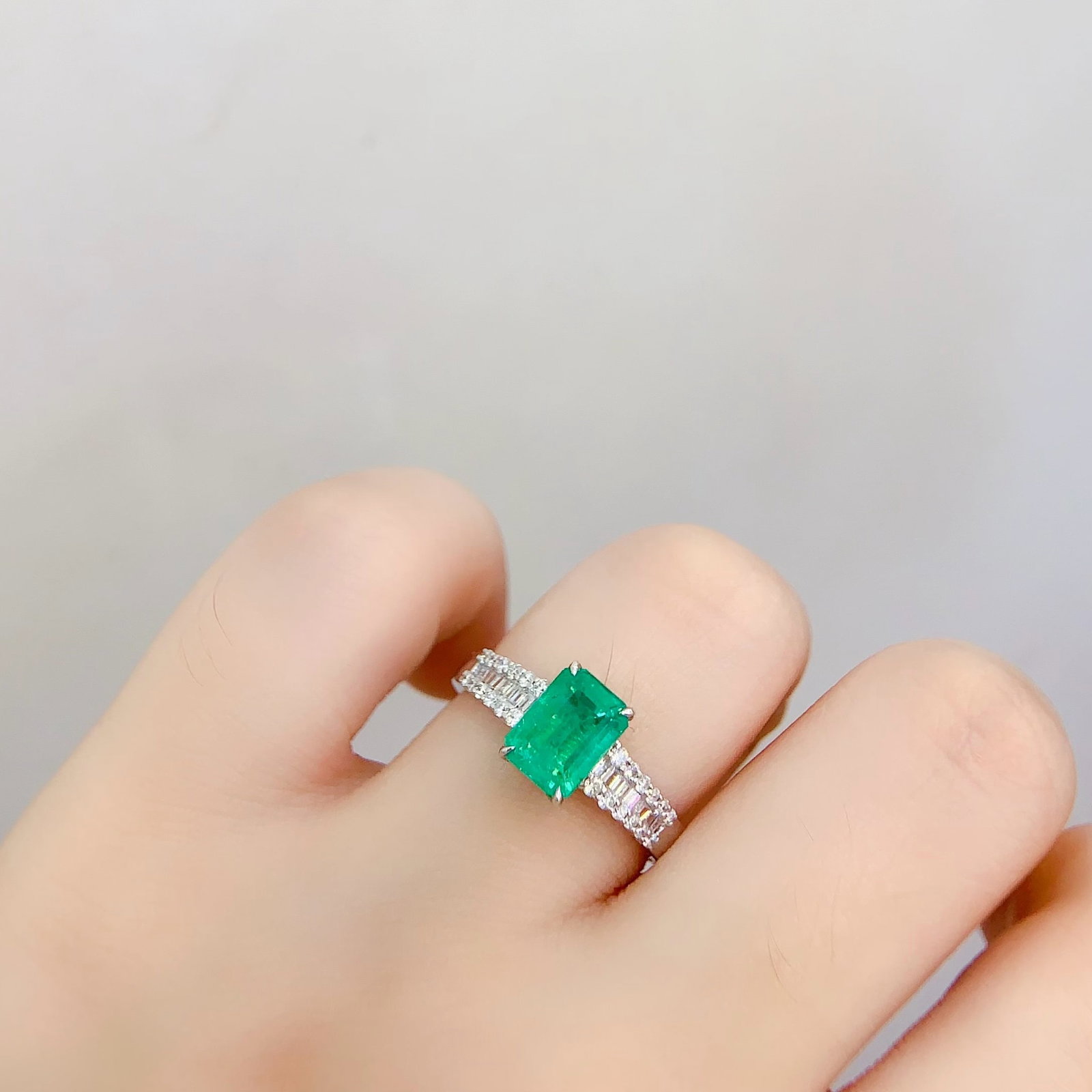 14k Gold 1.6 Ct Natural Emerald & Diamond Ring - 6