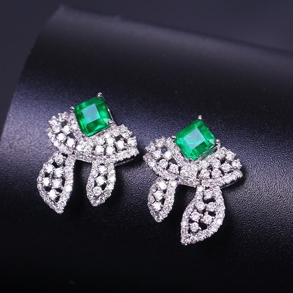 14k Gold 1.20 Ctw Natural Emerald & Diamond Earrings: Ref:231154010 // gold content:14k gold // main gemstone:emerald // shape:octagonal // carat weight:0. 68ct // color:green // treatment:natural // // adjacent gemstone 2 : diamond // shape:round //
