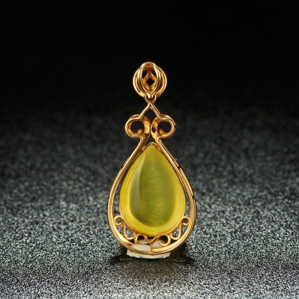 14k Gold 11.4 Ct Natural Prehnite & Diamond Pendant( Without Chain ): Ref:231154032 // gold content:14k gold // main gemstone:prehnite // shape:pear // carat weight:11. 4ct // color:yellow // treatment:natural // // adjacent gemstone 2 : diamond // shape:round //
