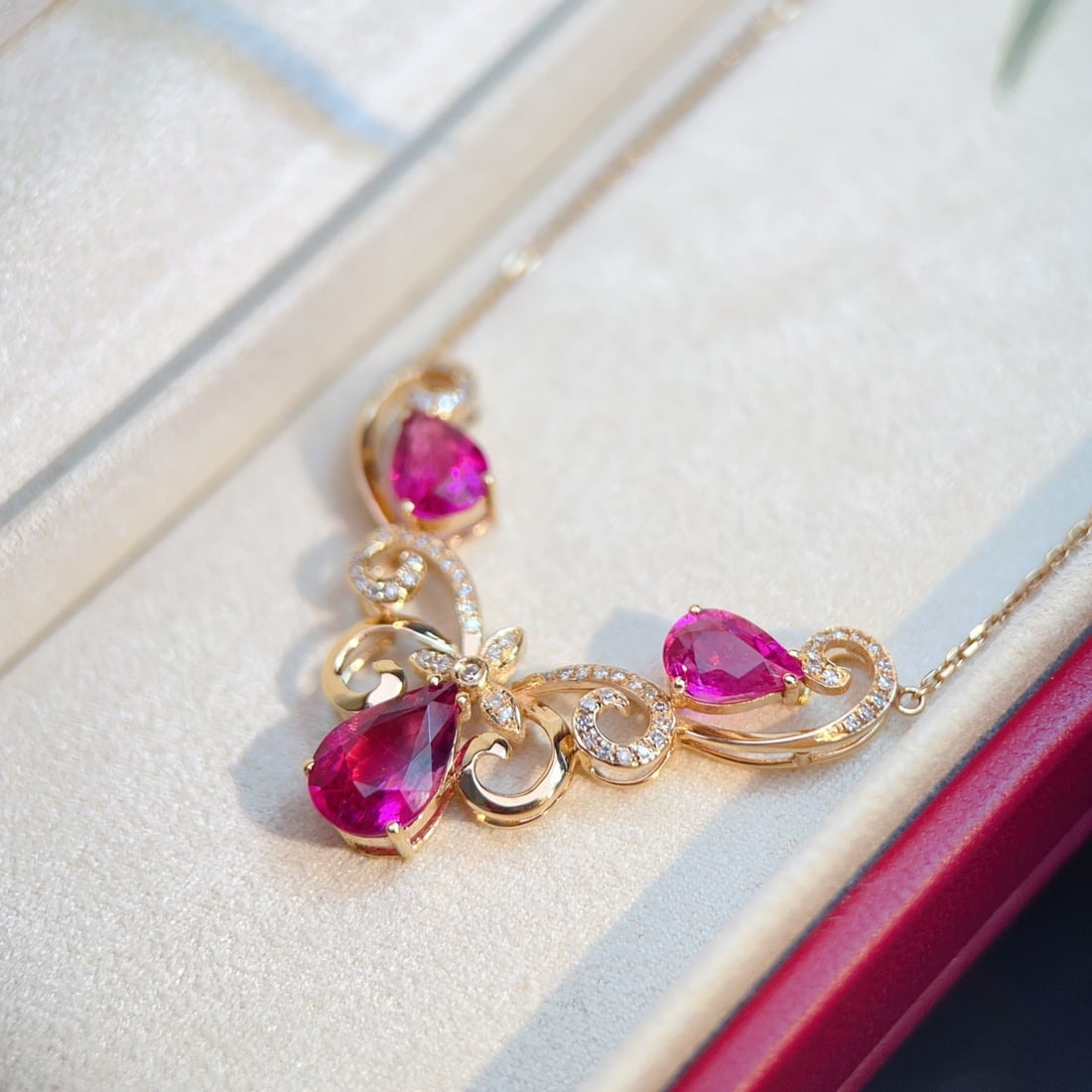 14k Gold 3.5 Ct Natural Tourmaline & Diamond Necklace: Ref:231154040 // gold content:14k gold // main gemstone:tourmaline // shape:pear // carat weight:3. 5ct // color:red // treatment:natural // // adjacent gemstone 2 : diamond // number of stones:65 //