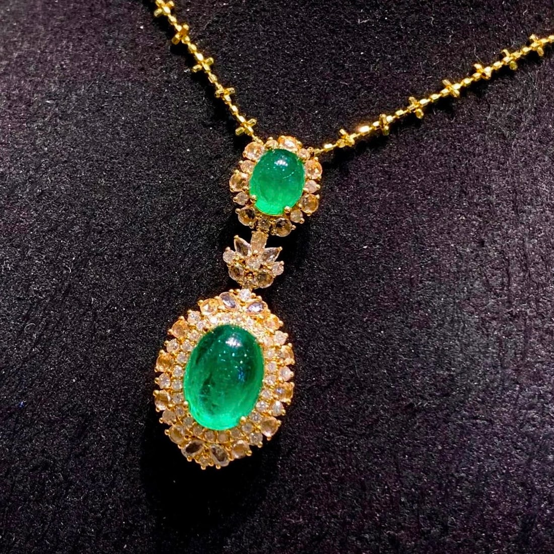 14k Gold 2.65 Ct Natural Emerald & Diamond Pendant( Without Chain ): Ref:231154045 // gold content:14k gold // main gemstone:emerald // shape:oval // carat weight:2. 65ct // color:green // treatment:natural // // adjacent gemstone 2 : diamond // shape:round // clarity 