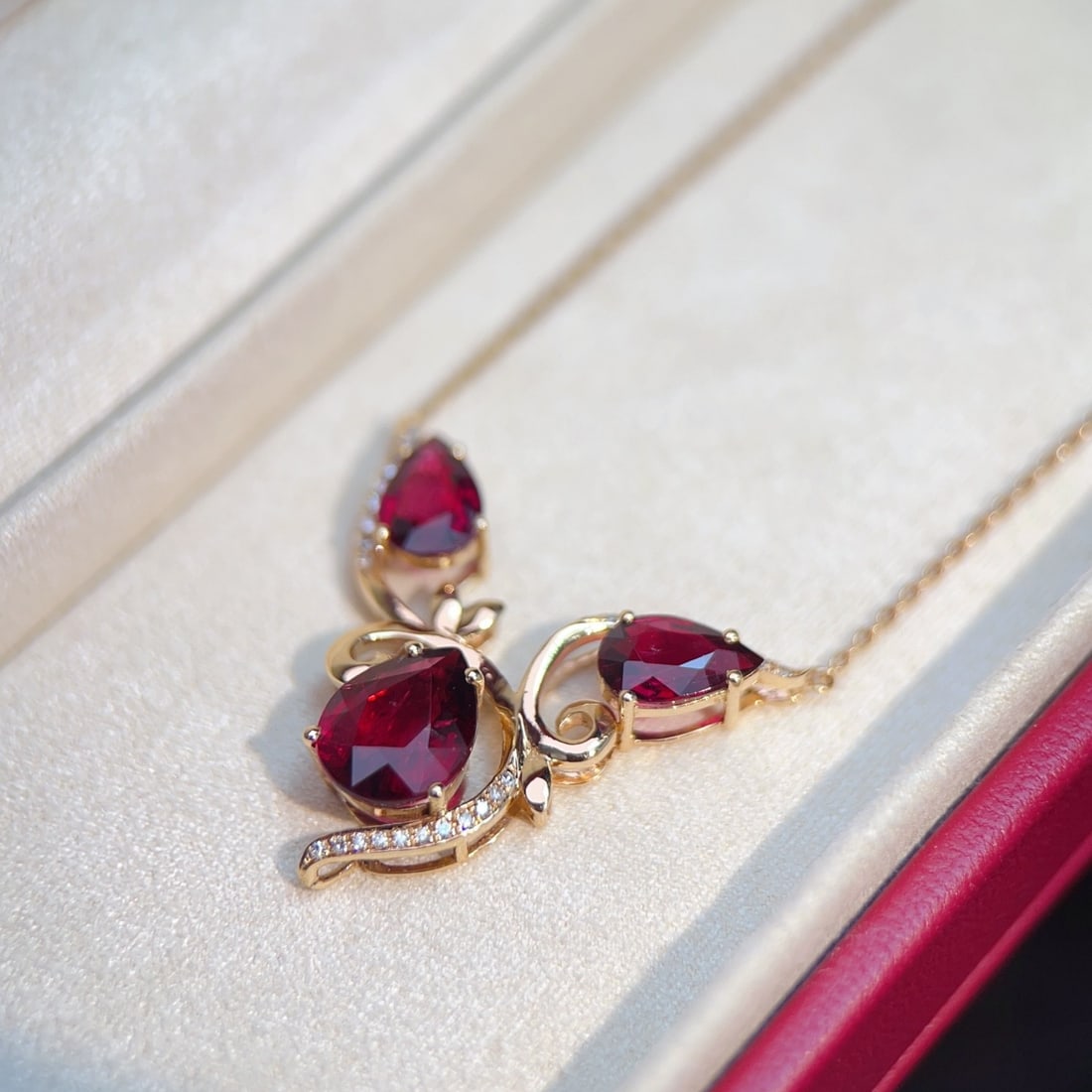 14k Gold 3.7 Ct Natural Tourmaline & Diamond Necklace: Ref:231154049 // gold content:14k gold // main gemstone:tourmaline // shape:pear // carat weight:3. 7ct // color:red // treatment:natural // // adjacent gemstone 2 : diamond // number of stones:30 //