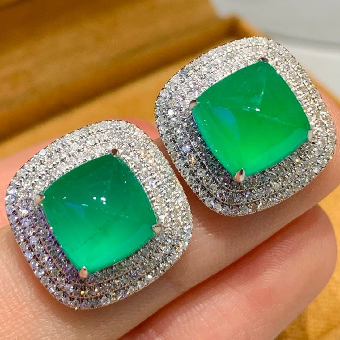 14k Gold 6.5 Ct Natural Emerald & Diamond Earrings: Ref:231154052 // gold content:14k gold // main gemstone:emerald // shape:sugar-loaf // carat weight:6. 5ct // color:green // treatment:natural // // adjacent gemstone 2 : diamond // shape:round // cla