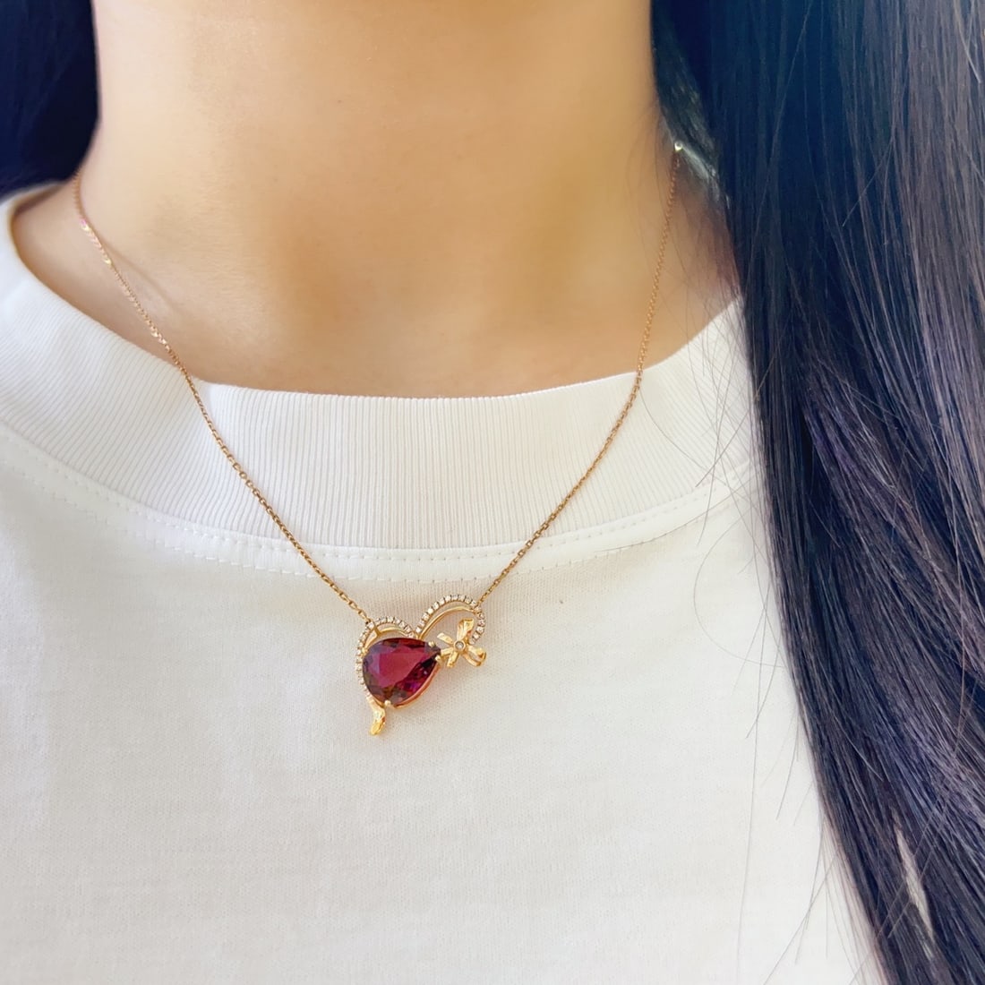 14k Gold 2.75 Ct Natural Tourmaline & Diamond Necklace: Ref:231154115 // gold content:14k gold // main gemstone:tourmaline // shape:pear // carat weight:2. 75ct // color:red // treatment:natural // // adjacent gemstone 2 : diamond // number of stones:36
