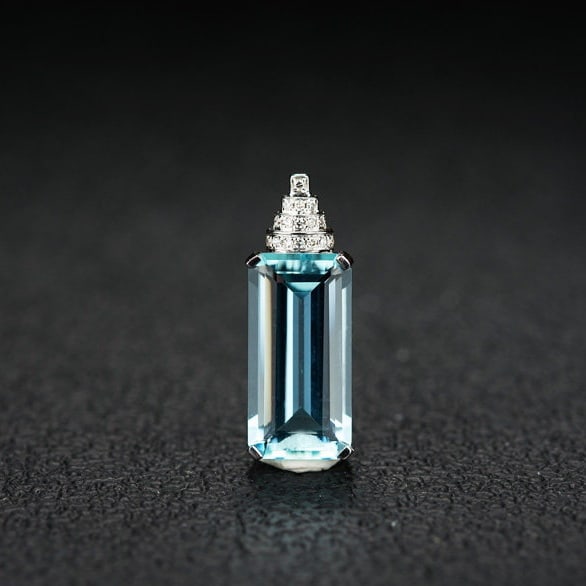 14k Gold 3.59 Ct Natural Aquamarine & Diamond Pendant( Without Chain ): Ref:231154122 // gold content:14k gold // main gemstone:aquamarine // shape:octagonal // carat weight:3. 59ct // color:blue // treatment:natural // // adjacent gemstone 2 : diamond // shape:round //