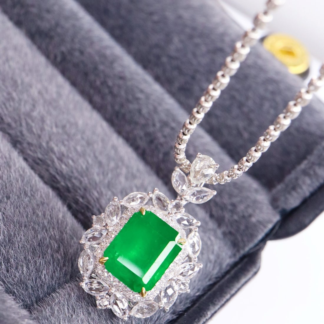 14k Gold 2.56 Ctw Natural Emerald & Diamond Pendant( Without Chain ): Ref:231154126 // gold content:14k gold // main gemstone:emerald // shape:octagonal // carat weight:2. 40ct // color:green // treatment:natural // // adjacent gemstone 2 : diamond // shape:round //