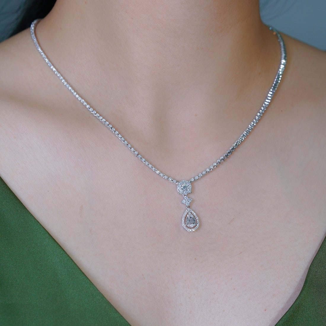 14k Gold 3.00 Ct Natural H Diamond Necklace: Ref:231154129 // gold content:14k gold // main gemstone:diamond // shape:multiple // carat weight:3. 00ct // clarity grade:vs-si // color:h // treatment:natural // Condition: New Low Estimate: 12000