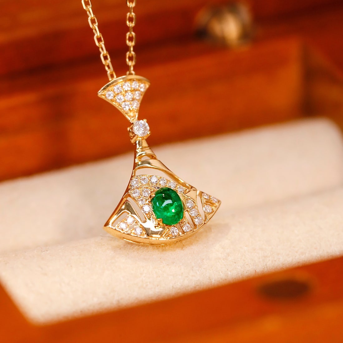 14k Gold 0.20 Ctw Vivid Green Natural Emerald & Diamond Necklace: Ref:231154148 // gold content:14k gold // main gemstone:emerald // shape:oval // carat weight:0. 12ct // color:vivid green // treatment:natural // // adjacent gemstone 2 : diamond // shape:round //