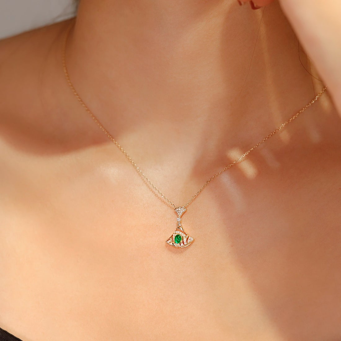 14k Gold 0.20 Ctw Vivid Green Natural Emerald & Diamond Necklace - 4