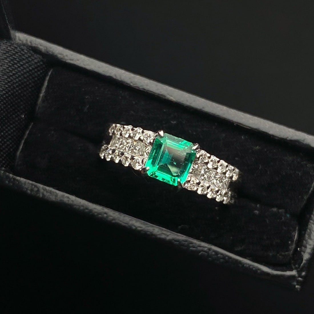14k Gold 1.04 Ctw Natural Emerald & Diamond Ring: Ref:231154156 // gold content:14k gold // ring size:7. 25us // // main gemstone:emerald // shape:octagonal // carat weight:0. 50ct // color:green // treatment:natural // // adjacent gemstone 2 :