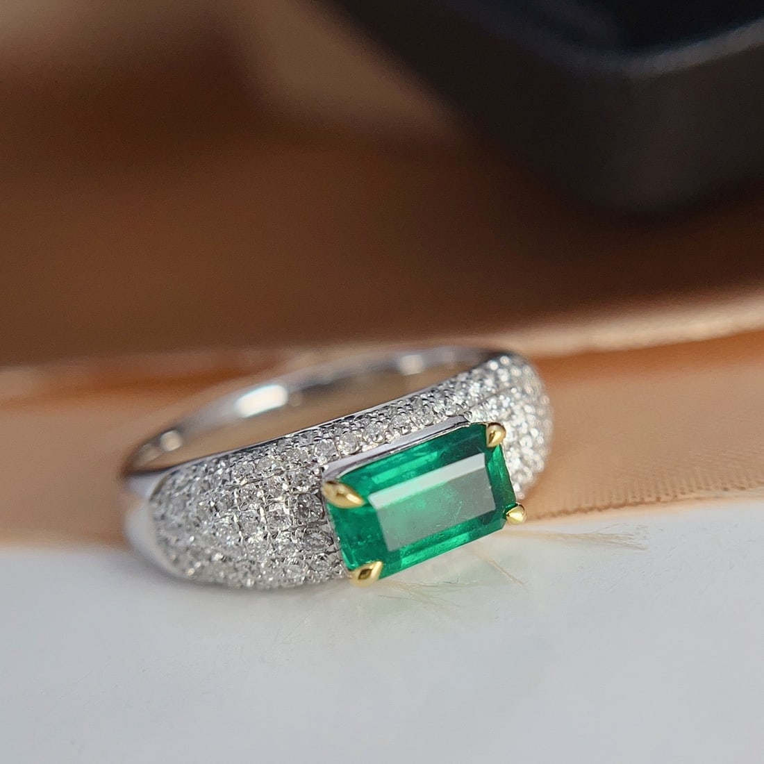 14k Gold 1.00 Ct Vivid Green Natural Emerald & Diamond Ring: Ref:231154172 // gold content:14k gold // ring size:7. 25us // // main gemstone:emerald // shape:octagonal // carat weight:1. 00ct // color:vivid green // treatment:natural // // adjacent gemstone 2