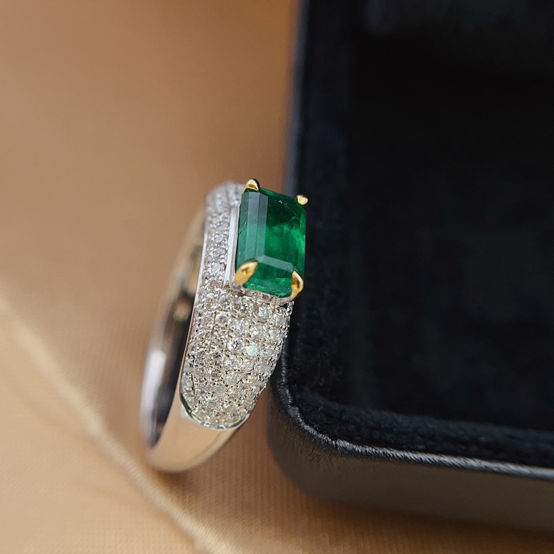 14k Gold 1.00 Ct Vivid Green Natural Emerald & Diamond Ring - 2