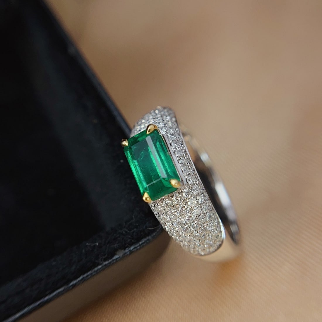14k Gold 1.00 Ct Vivid Green Natural Emerald & Diamond Ring - 3