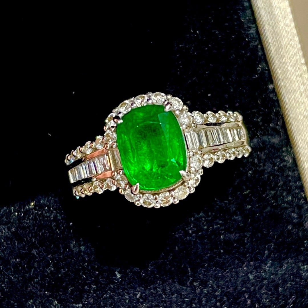 14k Gold 1.7 Ct Vivid Green Natural Emerald & Diamond Ring - 4
