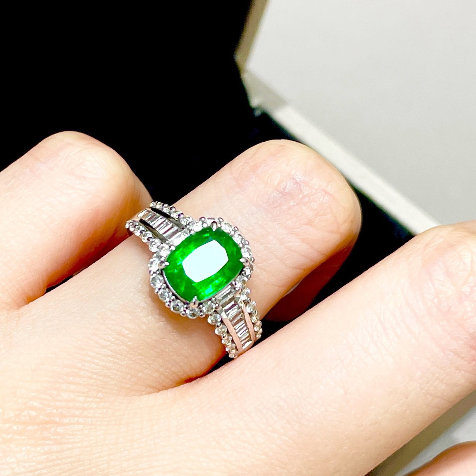 14k Gold 1.7 Ct Vivid Green Natural Emerald & Diamond Ring - 5