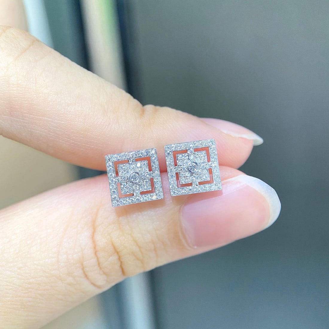 14k Gold 0.30 Ct Natural H Diamond Earrings: Ref:231154189 // gold content:14k gold // main gemstone:diamond // shape:round // carat weight:0. 30ct // clarity grade:vs-si // color:h // treatment:natural // cut grade:g // Low Estimate: 1300 High