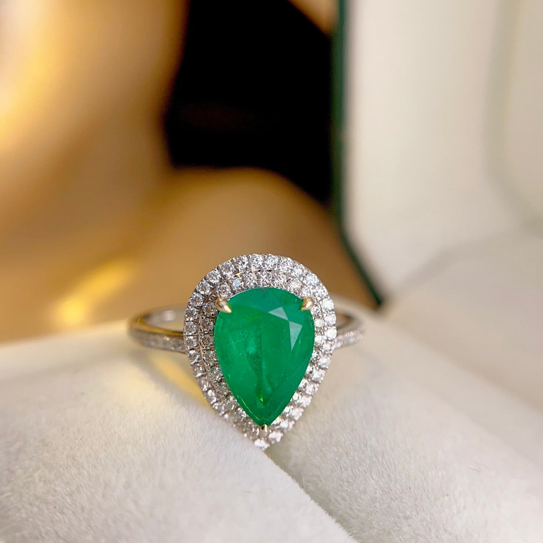 14k Gold 2.10 Ct Natural Emerald & Diamond Ring: Ref:231154195 // gold content:14k gold // ring size:7. 25us // // main gemstone:emerald // shape:pear // carat weight:2. 10ct // color:green // treatment:natural // // adjacent gemstone 2 : diamond