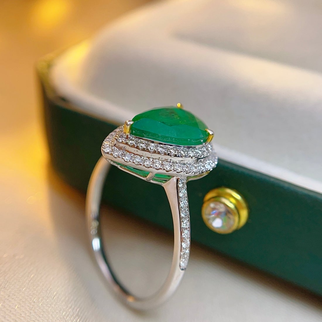 14k Gold 2.10 Ct Natural Emerald & Diamond Ring - 4