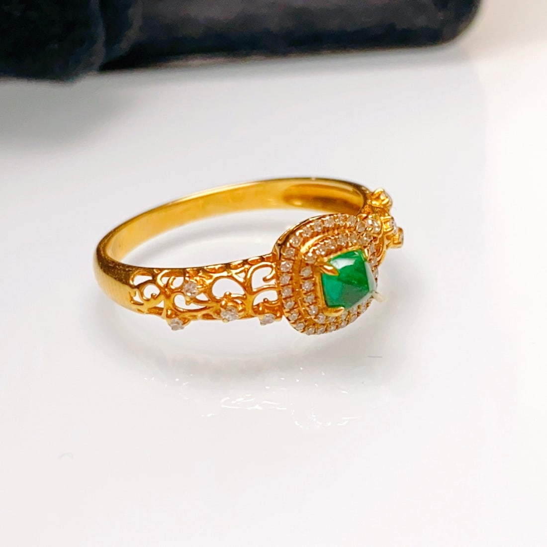 14k Gold 0.32 Ct Natural Emerald & Diamond Ring: Ref:231154206 // gold content:14k gold // ring size:7. 25us // // main gemstone:emerald // shape:sugar-loaf // carat weight:0. 32ct // color:green // treatment:natural // // adjacent gemstone 2 :