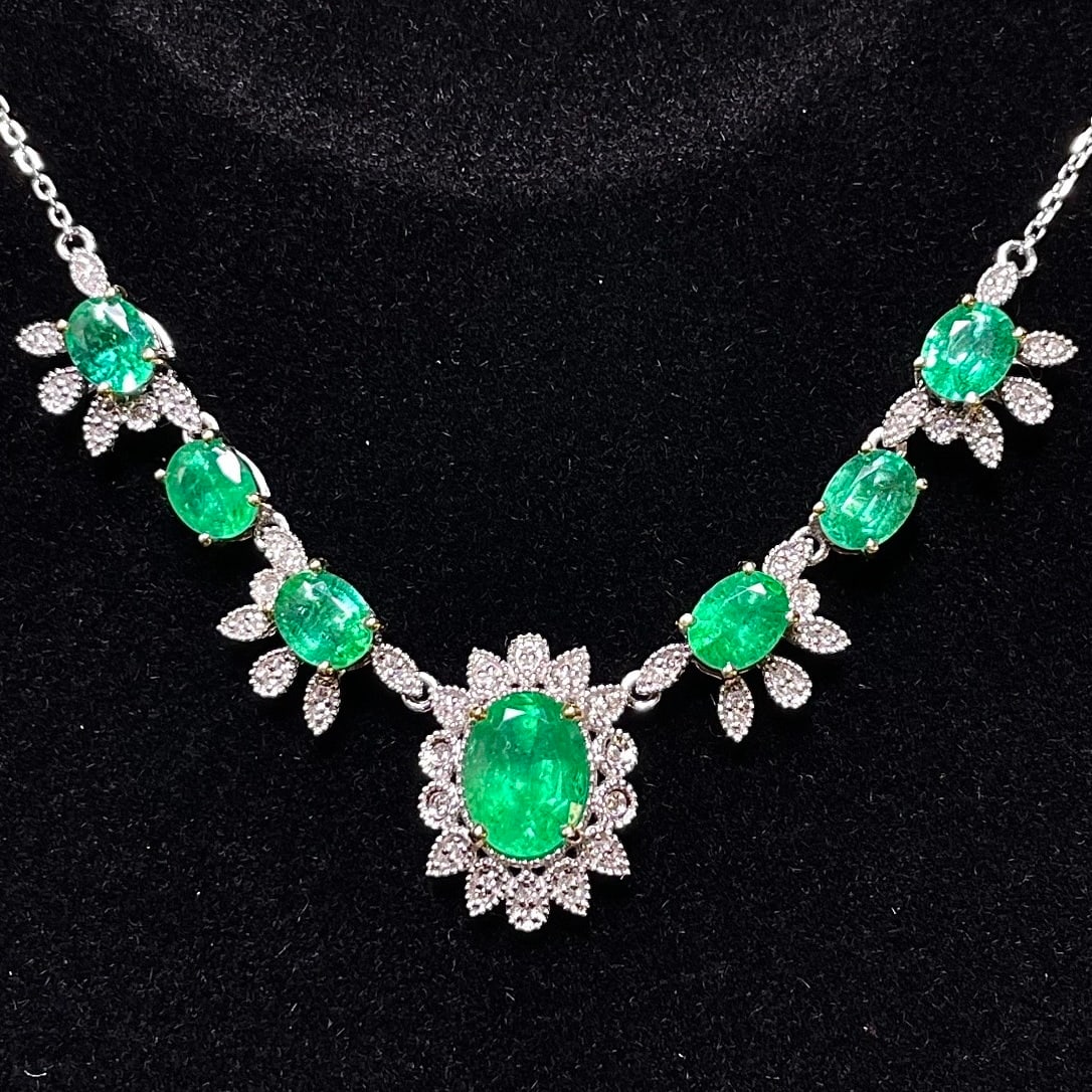 14k Gold 3.6 Ct Natural Emerald & Diamond Necklace: Ref:231154207 // gold content:14k gold // main gemstone:emerald // shape:oval // carat weight:3. 6ct // color:green // treatment:natural // // adjacent gemstone 2 : diamond // number of stones:68 //