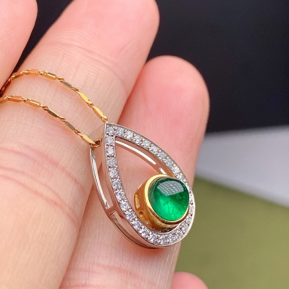 14k Gold 1.07 Ctw Natural Emerald & Diamond Pendant( Without Chain ): Ref:231154216 // gold content:14k gold // main gemstone:emerald // shape:round // carat weight:0. 87ct // color:green // treatment:natural // cut grade:g // // adjacent gemstone 2 : diamond //