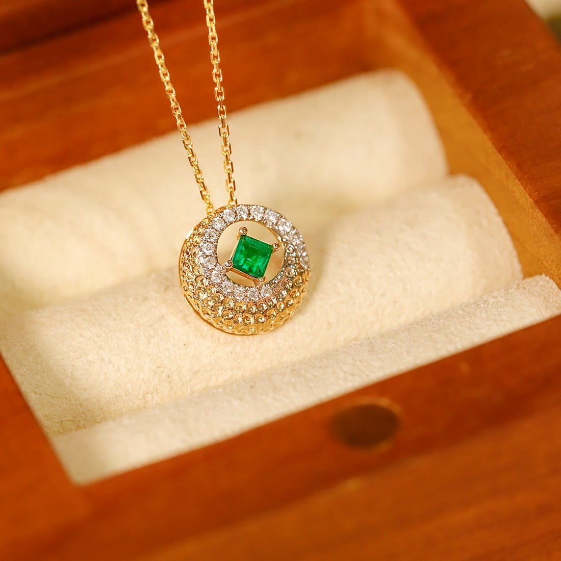 14k Gold 0.18 Ctw Natural Emerald & Diamond Necklace: Ref:231154218 // gold content:14k gold // main gemstone:emerald // shape:square // carat weight:0. 11ct // color:green // treatment:natural // // adjacent gemstone 2 : diamond // shape:round // carat