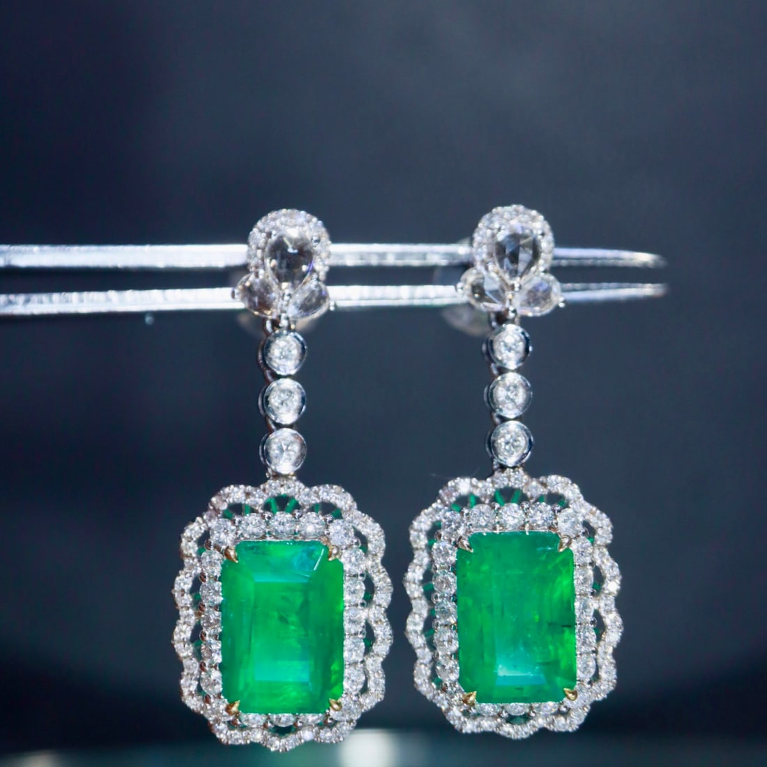14k Gold 5.75 Ctw Natural Emerald & Diamond Earrings: Ref:231154221 // gold content:14k gold // main gemstone:emerald // shape:octagonal // carat weight:4. 8ct // color:green // treatment:natural // // adjacent gemstone 2 : diamond // shape:round // cara