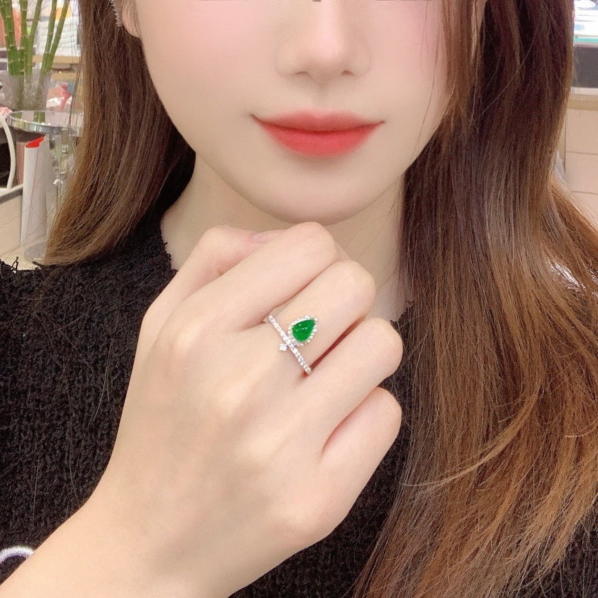 14k Gold 0.8 Ct Natural Emerald & Diamond Ring: Ref:231154230 // gold content:14k gold // ring size:7. 25us // // main gemstone:emerald // shape:pear // carat weight:0. 8ct // color:green // treatment:natural // // adjacent gemstone 2 : diamond //