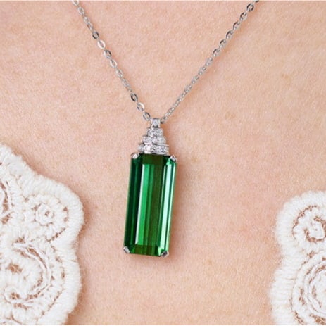 14k Gold 4.52 Ct Natural Tourmaline & Diamond Pendant( Without Chain ): Ref:231154233 // gold content:14k gold // main gemstone:tourmaline // shape:octagonal // carat weight:4. 52ct // color:green // treatment:natural // // adjacent gemstone 2 : diamond // shape:round //