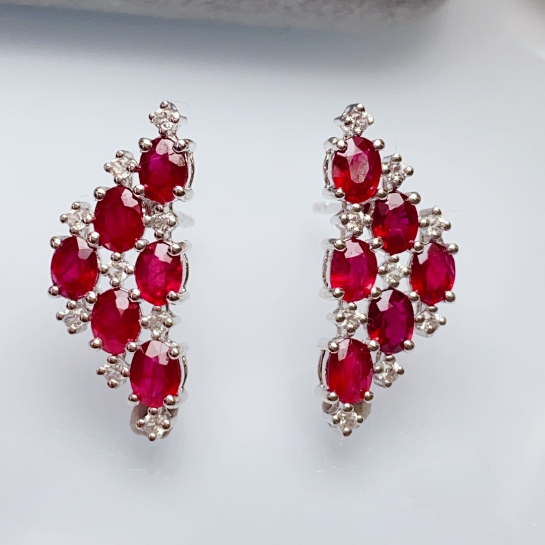 14k Gold 2.80 Ct Natural Ruby & Sapphire Earrings: Ref:231154252 // gold content:14k gold // main gemstone:ruby // shape:oval // carat weight:2. 80ct // color:red // treatment:natural // // adjacent gemstone 2 : sapphire // number of stones:18 // shap