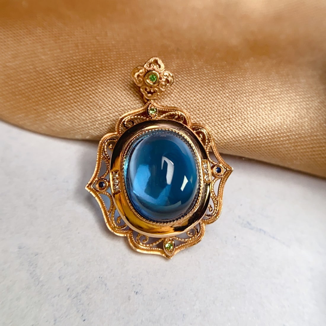 14k Gold 5.00 Ct Natural Topaz & Diamond Pendant( Without Chain ): Ref:231154254 // gold content:14k gold // main gemstone:topaz // shape:oval // carat weight:5. 00ct // color:blue // treatment:natural // // adjacent gemstone 2 : diamond // number of stones:6 //