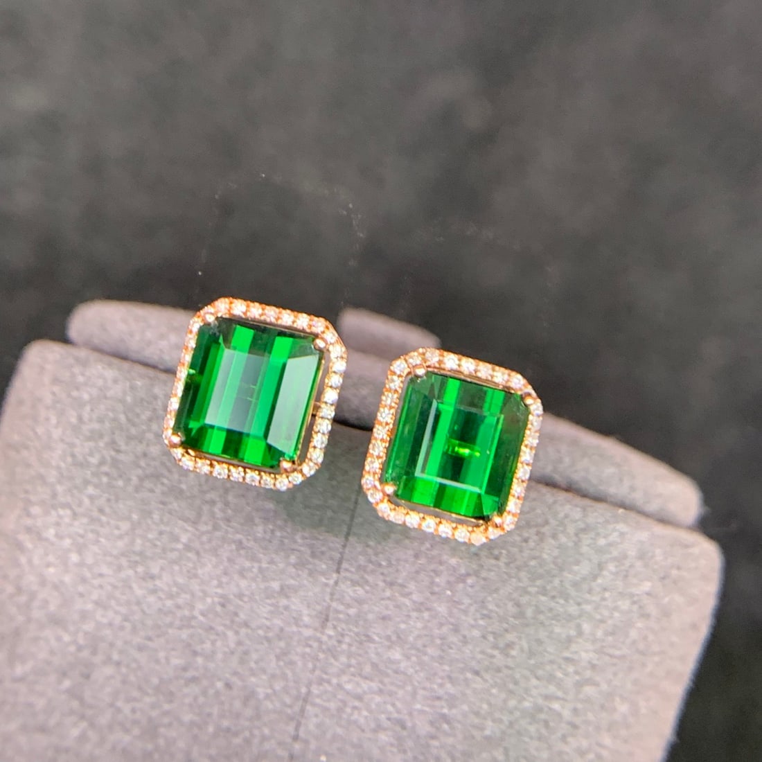 14k Gold 3.8 Ct Natural Tourmaline & Diamond Earrings: Ref:231154267 // gold content:14k gold // main gemstone:tourmaline // shape:octagonal // carat weight:3. 8ct // color:green // treatment:natural // // adjacent gemstone 2 : diamond // shape:round //
