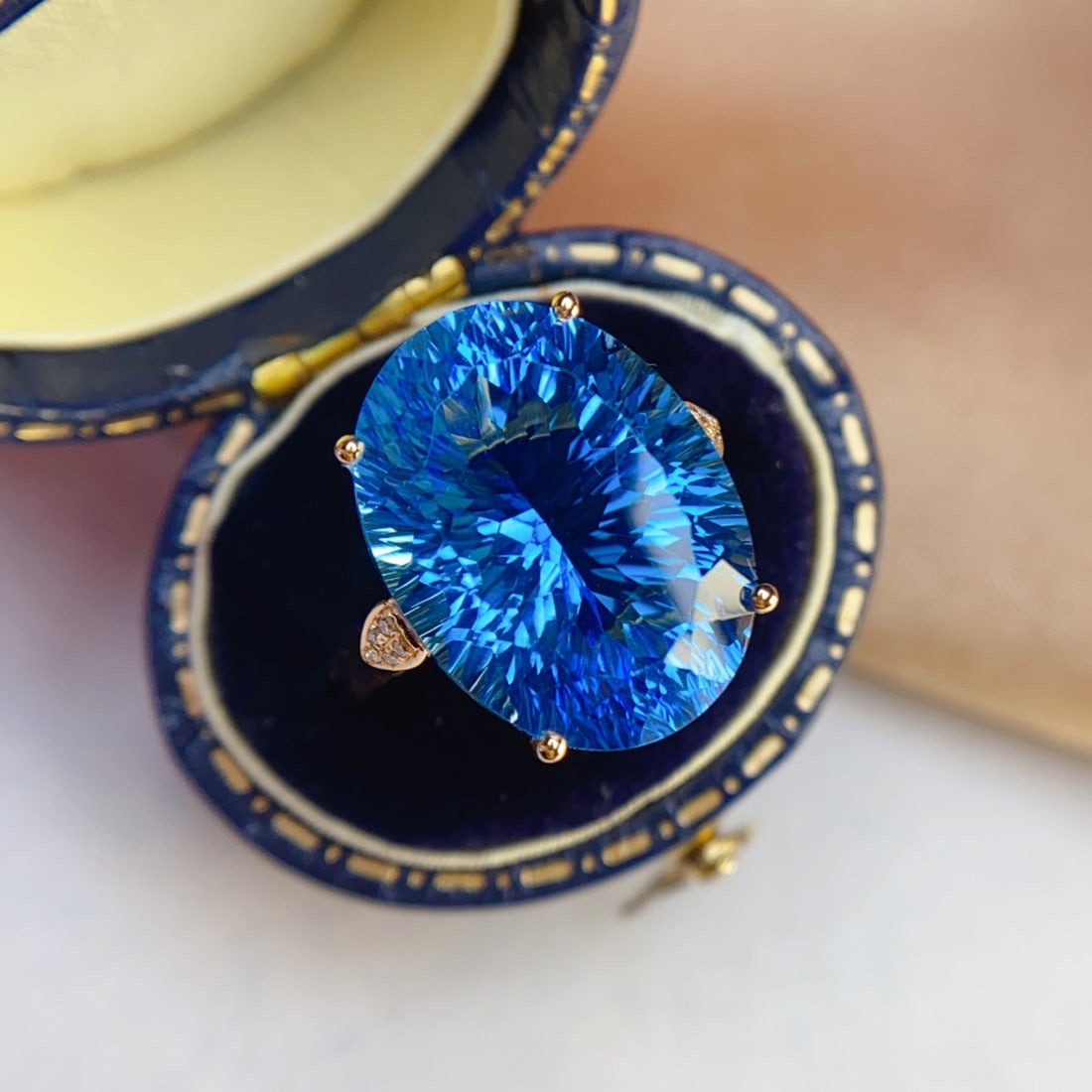 14k Gold 14.75 Ct Natural Topaz & Diamond Ring: Ref:231154275 // gold content:14k gold // ring size:7. 25us // // main gemstone:topaz // shape:oval // carat weight:14. 75ct // color:blue // treatment:natural // // adjacent gemstone 2 : diamond //