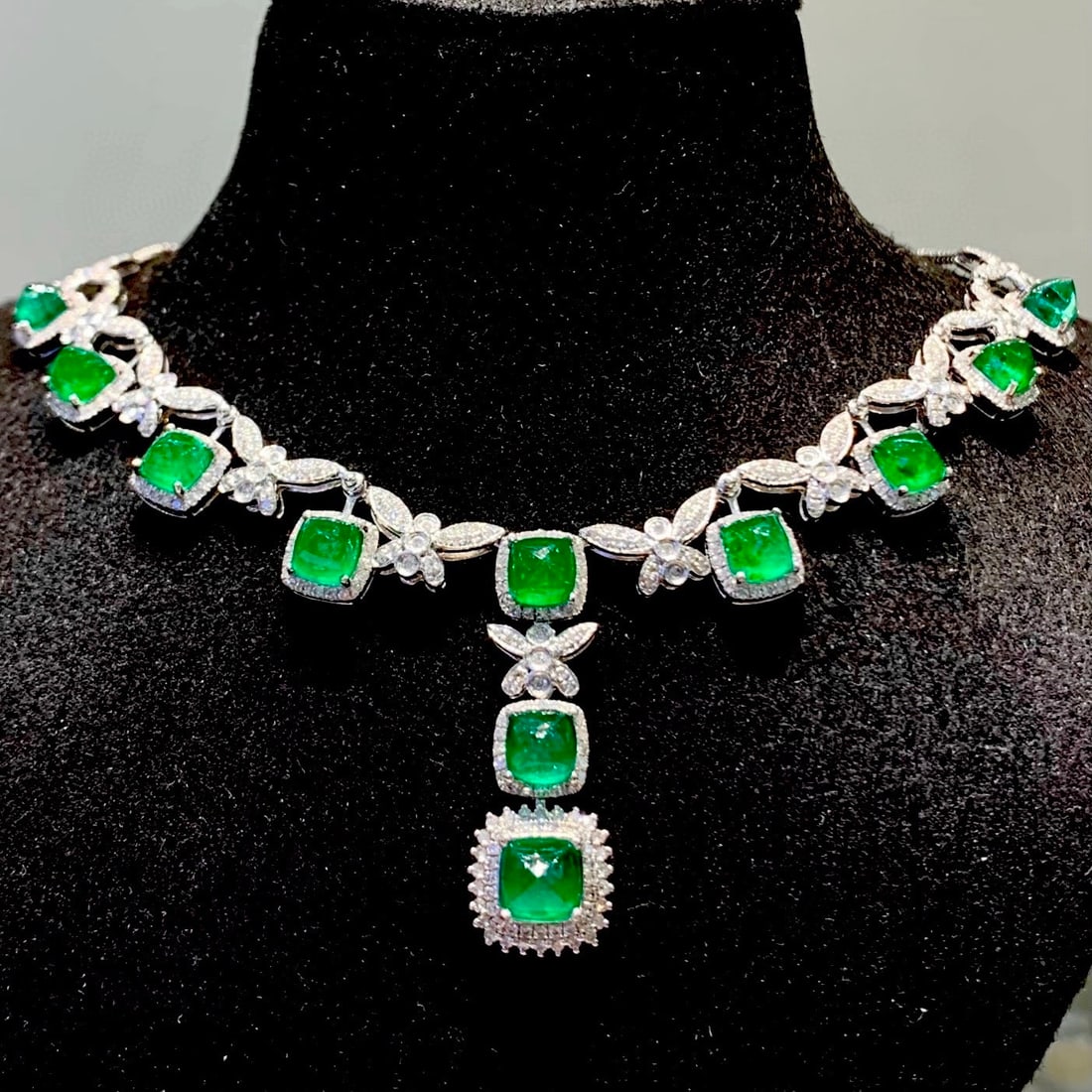 14k Gold 7.5 Ct Natural Emerald & Diamond Necklace: Ref:231154281 // gold content:14k gold // main gemstone:emerald // shape:sugar-loaf // carat weight:7. 5ct // color:green // treatment:natural // // adjacent gemstone 2 : diamond // shape:round //