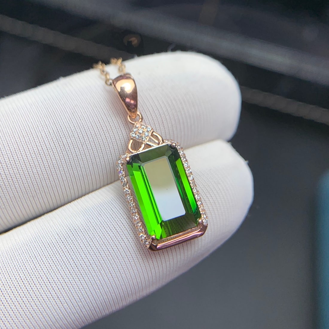 14k Gold 3.1 Ct Natural Tourmaline & Diamond Pendant( Without Chain ): Ref:231154285 // gold content:14k gold // main gemstone:tourmaline // shape:octagonal // carat weight:3. 1ct // color:green // treatment:natural // // adjacent gemstone 2 : diamond // shape:round //