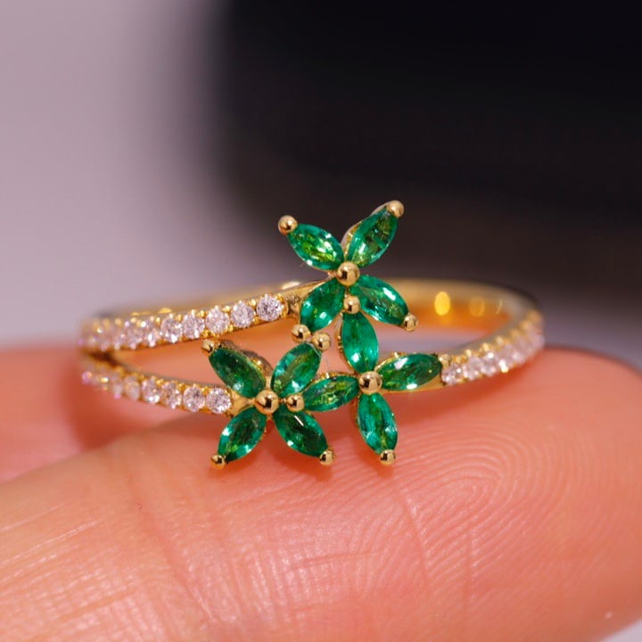 14k Gold 0.49 Ctw Natural Emerald & Diamond Ring: Ref:231154287 // gold content:14k gold // ring size:7. 25us // // main gemstone:emerald // shape:marquise // carat weight:0. 34ct // color:green // treatment:natural // // adjacent gemstone 2 :