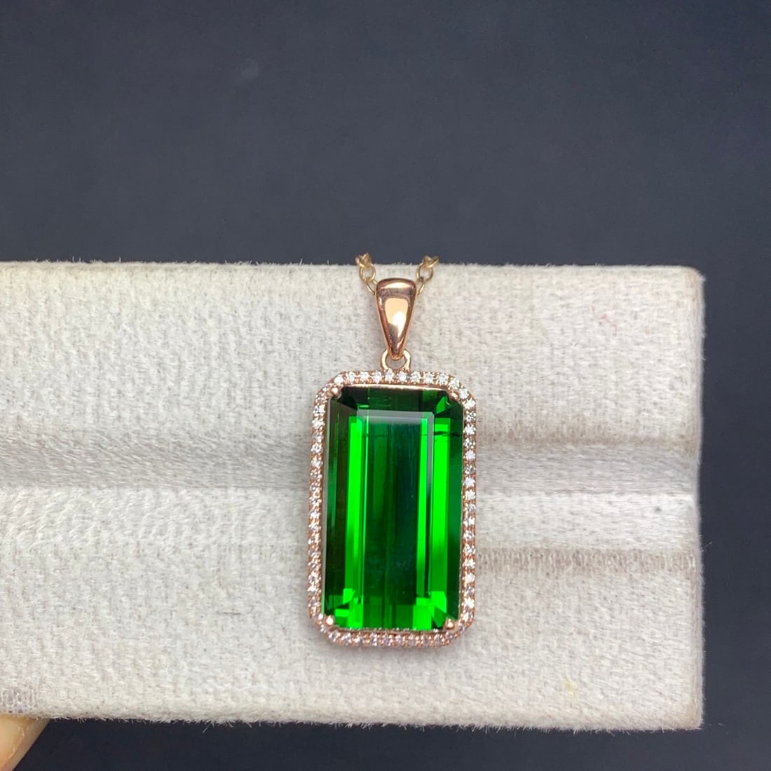 14k Gold 8.6 Ct Natural Tourmaline & Diamond Pendant( Without Chain ): Ref:231154290 // gold content:14k gold // main gemstone:tourmaline // shape:octagonal // carat weight:8. 6ct // color:green // treatment:natural // // adjacent gemstone 2 : diamond // shape:round //