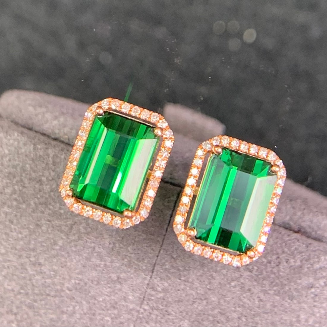 14k Gold 3.6 Ct Natural Tourmaline & Diamond Earrings: Ref:231154294 // gold content:14k gold // main gemstone:tourmaline // shape:octagonal // carat weight:3. 6ct // color:green // treatment:natural // // adjacent gemstone 2 : diamond // shape:round //