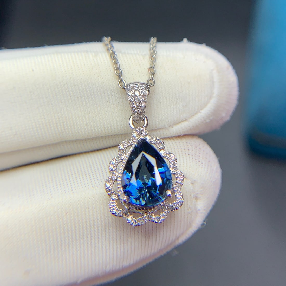 14k Gold 1.96 Ct Natural Sapphire & Diamond Pendant( Without Chain ): Ref:231154314 // gold content:14k gold // main gemstone:sapphire // shape:pear // carat weight:1. 96ct // color:blue // treatment:natural // // adjacent gemstone 2 : diamond // shape:round // clarity