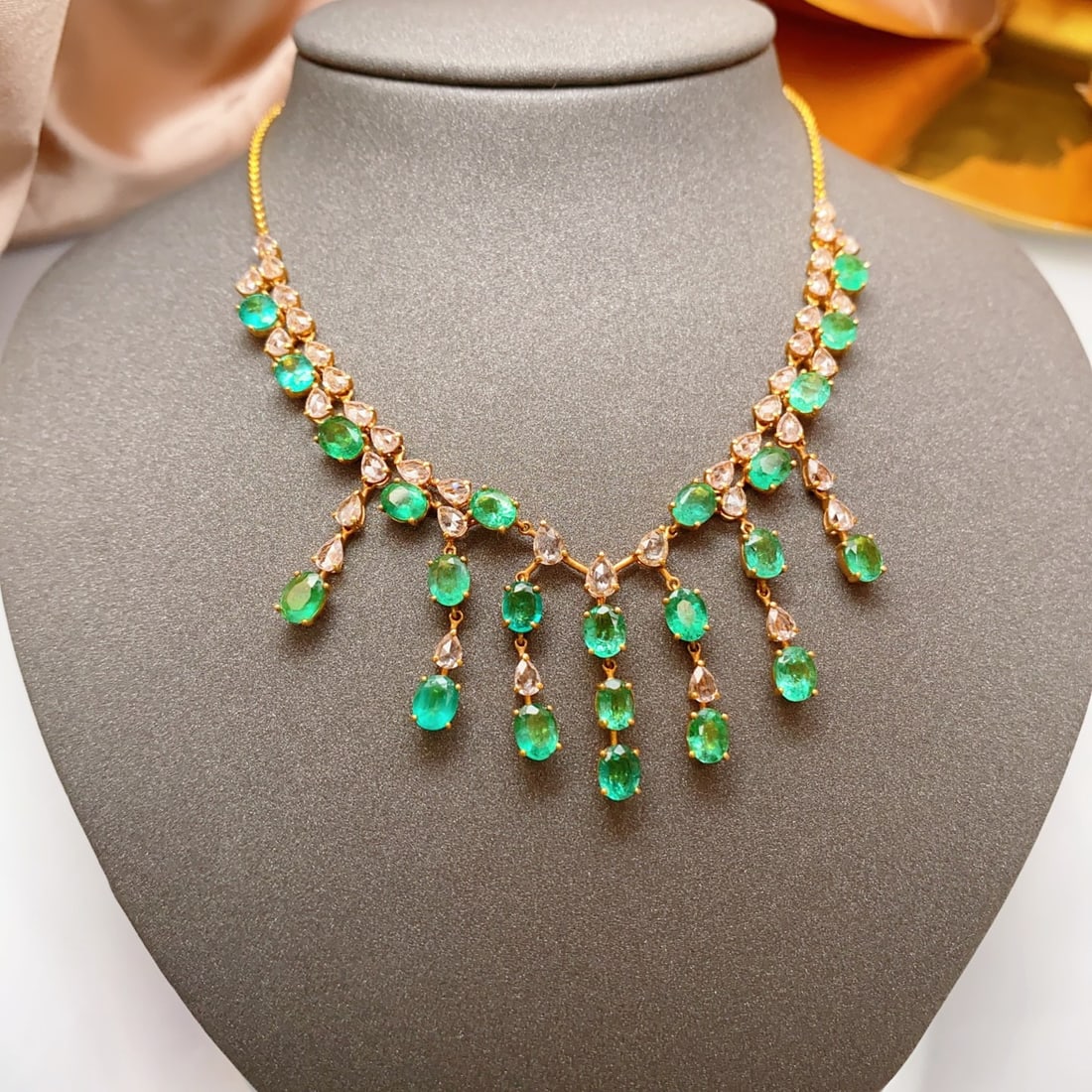 14k Gold 8.80 Ct Natural Emerald & Sapphire Necklace: Ref:231154322 // gold content:14k gold // ring size:7. 25us // // main gemstone:emerald // shape:oval // carat weight:8. 80ct // color:green // treatment:natural // // adjacent gemstone 2 : sapphire /