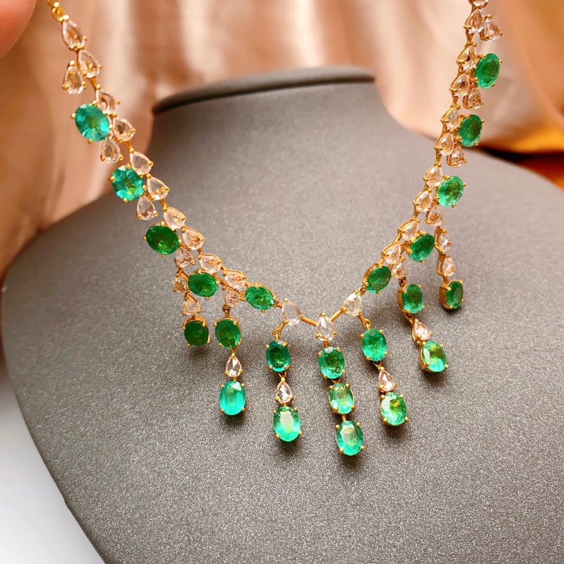 14k Gold 8.80 Ct Natural Emerald & Sapphire Necklace - 2