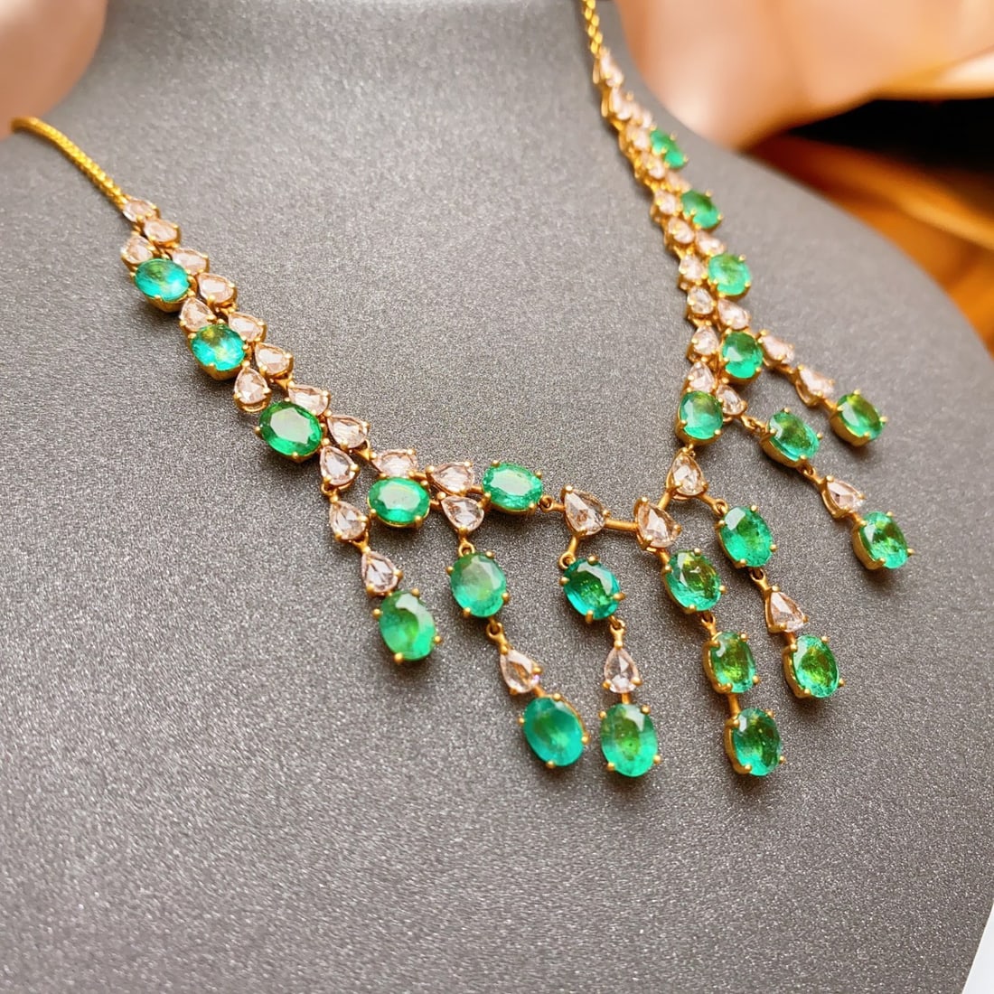 14k Gold 8.80 Ct Natural Emerald & Sapphire Necklace - 3